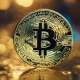Bitcoin si rafforza a 85.000 dollari tra incertezze USA