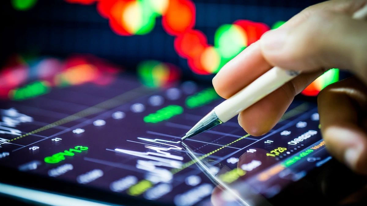 Bitcoin supera i 100.000 dollari, liquidazioni da record nel mercato