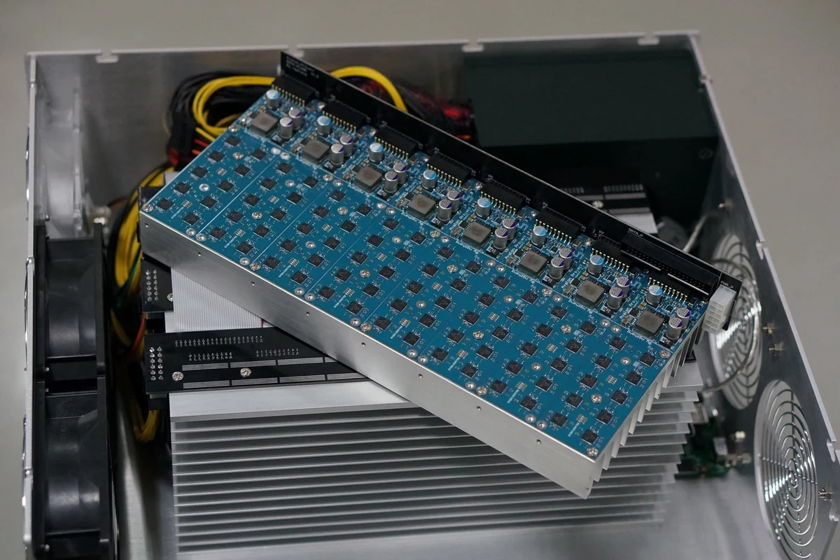 Un miner ASIC Avalon storico del 2013, con schede e ventole