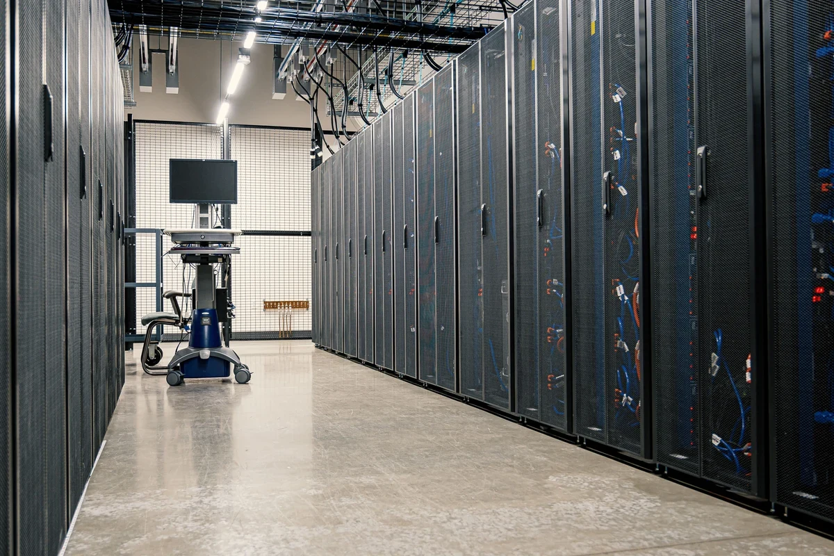 Corridoio di un centro dati con armadi per server e cavi di rete