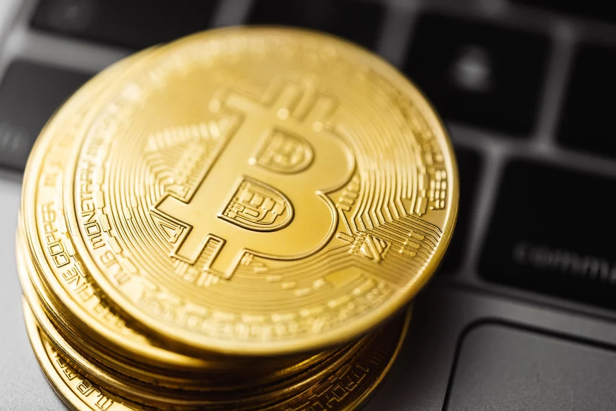 Gettoni decorativi con il simbolo Bitcoin sulla tastiera di un computer